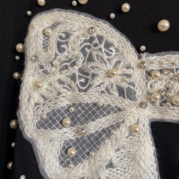 Lizette Collection woman’s Black chic T-Shirt with White Lace and Pearl Accents - Picture 5 of 8